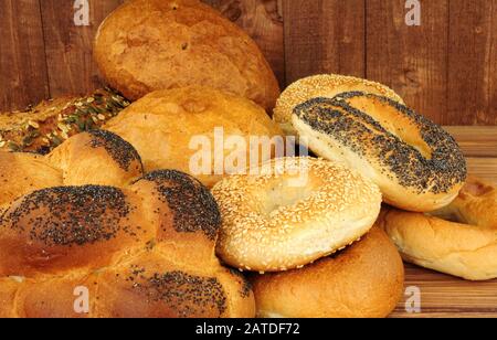 Prodotti di pane Kosher appena sfornati su sfondo di legno Foto Stock