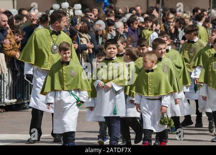 Coach con i ragazzi, membri della Confraternita della Madonna di Loreto, in occasione della celebrazione della Madonna che Scappa nella Domenica di Pasqua a Sulmona, Abruzzo, Italia Foto Stock