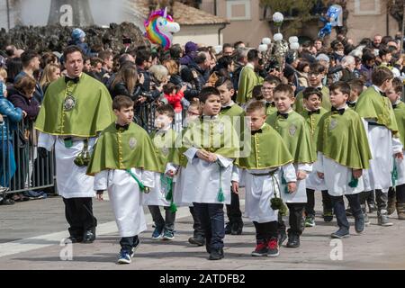 Coach con i ragazzi, membri della Confraternita della Madonna di Loreto, in occasione della celebrazione della Madonna che Scappa nella Domenica di Pasqua a Sulmona, Abruzzo, Italia Foto Stock