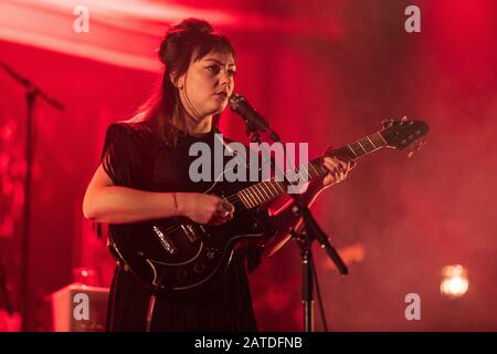 Norvegia, Oslo. 01st, febbraio 2020. Il cantante, cantautore e musicista americano Angel Olsen si esibisce in un concerto dal vivo al Rockefeller di Oslo. (Photo credit: Gonzales Photo - Stian S. Moller). Foto Stock