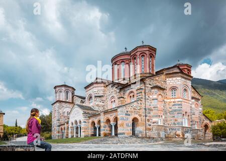 Donna turistica in visita al monastero di Timios Prodomos in Grecia Foto Stock