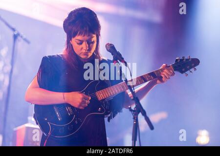 Norvegia, Oslo. 01st, febbraio 2020. Il cantante, cantautore e musicista americano Angel Olsen si esibisce in un concerto dal vivo al Rockefeller di Oslo. (Photo credit: Gonzales Photo - Stian S. Moller). Foto Stock