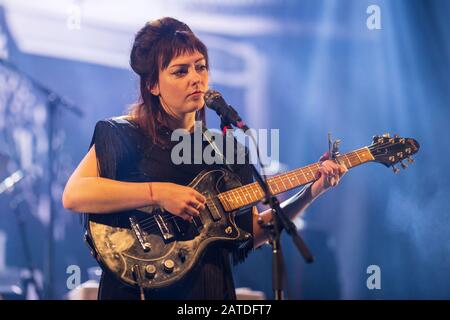 Norvegia, Oslo. 01st, febbraio 2020. Il cantante, cantautore e musicista americano Angel Olsen si esibisce in un concerto dal vivo al Rockefeller di Oslo. (Photo credit: Gonzales Photo - Stian S. Moller). Foto Stock