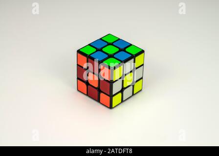 Modello assemblato su un cubo di Rubik su sfondo bianco Foto Stock