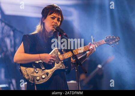 Norvegia, Oslo. 01st, febbraio 2020. Il cantante, cantautore e musicista americano Angel Olsen si esibisce in un concerto dal vivo al Rockefeller di Oslo. (Photo credit: Gonzales Photo - Stian S. Moller). Foto Stock