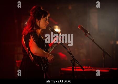 Oslo, Norvegia. 01st, febbraio 2020. Il cantante, cantautore e musicista americano Angel Olsen si esibisce in un concerto dal vivo al Rockefeller di Oslo. (Photo Credit: Gonzales Photo - Tord Litleskare). Foto Stock