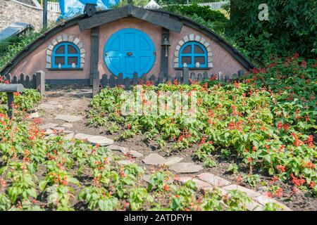 Kiev, Ucraina. Juny 20 2019 la piccola casa hobbit. A tema fiorito nel parco. Foto Stock
