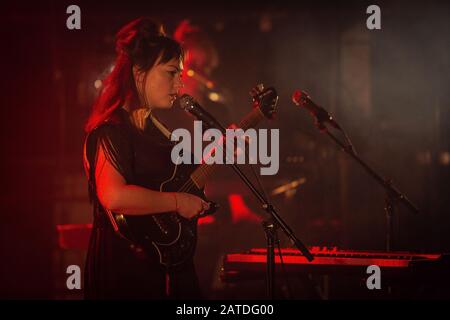 Oslo, Norvegia. 01st, febbraio 2020. Il cantante, cantautore e musicista americano Angel Olsen si esibisce in un concerto dal vivo al Rockefeller di Oslo. (Photo Credit: Gonzales Photo - Tord Litleskare). Foto Stock