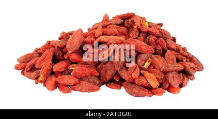 Mucchio di frutti di bosco di goji secchi isolati su sfondo bianco Foto Stock