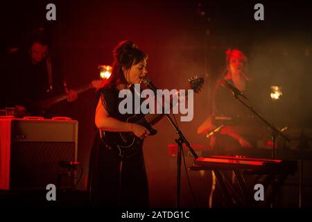 Oslo, Norvegia. 01st, febbraio 2020. Il cantante, cantautore e musicista americano Angel Olsen si esibisce in un concerto dal vivo al Rockefeller di Oslo. (Photo Credit: Gonzales Photo - Tord Litleskare). Foto Stock