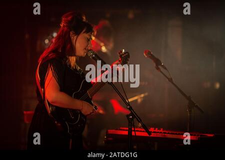 Oslo, Norvegia. 01st, febbraio 2020. Il cantante, cantautore e musicista americano Angel Olsen si esibisce in un concerto dal vivo al Rockefeller di Oslo. (Photo Credit: Gonzales Photo - Tord Litleskare). Foto Stock