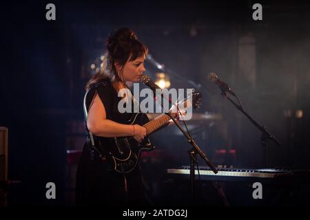 Oslo, Norvegia. 01st, febbraio 2020. Il cantante, cantautore e musicista americano Angel Olsen si esibisce in un concerto dal vivo al Rockefeller di Oslo. (Photo Credit: Gonzales Photo - Tord Litleskare). Foto Stock