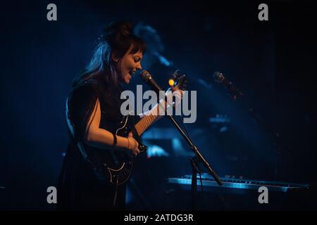 Oslo, Norvegia. 01st, febbraio 2020. Il cantante, cantautore e musicista americano Angel Olsen si esibisce in un concerto dal vivo al Rockefeller di Oslo. (Photo Credit: Gonzales Photo - Tord Litleskare). Foto Stock