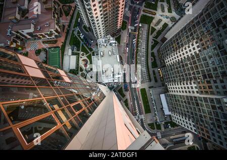 Una vista ad ampio angolo del quartiere degli affari della citta' dall'alto in alto e guarda direttamente in basso. Foto Stock