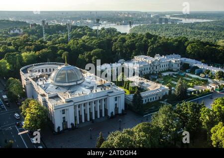 Edificio Verkhovna Rada (casa del parlamento) in via hrushevsky e palazzo Mariyinsky nel parco Mariinsky , Kiev, Ucraina Foto Stock