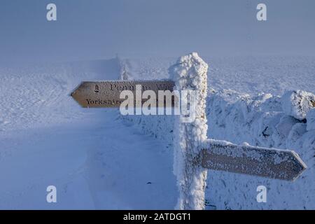 Penyghent; pennine; Way; neve; segno; legno; gelo; segno posst inverno; 3; dales; gelo; collina; ingleborough; lago; paesaggio; langliffe; lungo; montagna; Foto Stock