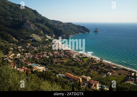 La costa montagnosa dell'isola greca di Corfù sul Mar Ionio Foto Stock