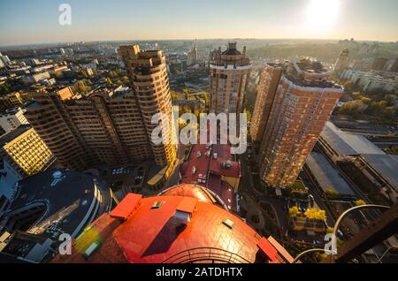 Tramonto Paesaggio Urbano Kiev, Ucraina, Europa. Vista dal tetto dell'edificio Foto Stock