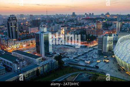 Vista panoramica dello stadio olimpico (NSC Olimpiysky) e della piazza. Panorama notturno di Kiew. Foto Stock