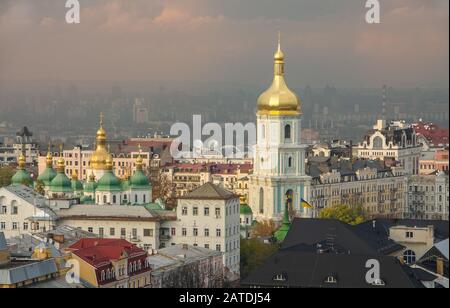 Vista al tramonto di Kiev Pechersk Lavra - famoso monastero. Punto di riferimento ucraino. Cattedrale della Dormizione. Foto Stock