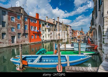 Barche, case a Canal Vena a Chioggia, Veneto, Italia Foto Stock