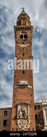 Torre Bissara, torre dell'orologio, 12th secolo, Piazza dei Signori, Vicenza, Veneto, Italia Foto Stock