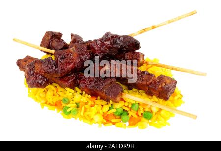 Kebab di maiale appiccicoso e riso vegetale isolato su uno sfondo bianco Foto Stock