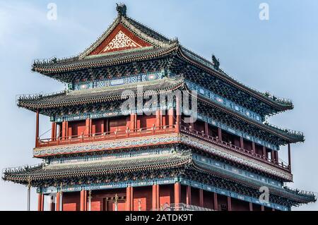 Cina, Pechino, Città Proibita Diversi elementi di design dei colorati edifici del palazzo imperiale. Foto Stock