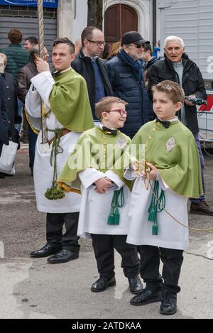 Ragazzi giovani, membri della Confraternita della Madonna di Loreto, in festa della Madonna che Scappa la domenica di Pasqua in Piazza Garibaldi a Sulmona, Italia Foto Stock