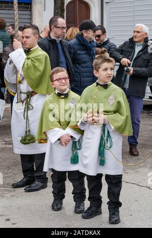 Ragazzi giovani, membri della Confraternita della Madonna di Loreto, in festa della Madonna che Scappa la domenica di Pasqua in Piazza Garibaldi a Sulmona, Italia Foto Stock