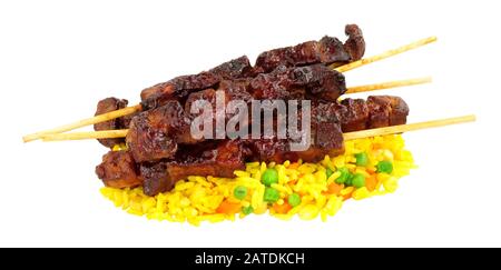 Kebab di maiale appiccicoso e riso vegetale isolato su uno sfondo bianco Foto Stock