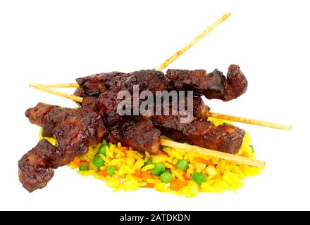 Kebab di maiale appiccicoso e riso vegetale isolato su uno sfondo bianco Foto Stock