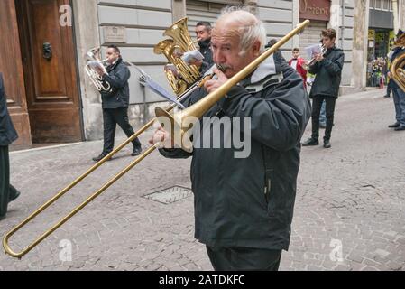 Marciare i membri dell'orchestra alla celebrazione della Madonna che Scappa la domenica di Pasqua in Piazza Garibaldi a Sulmona, Abruzzo, Italia Foto Stock