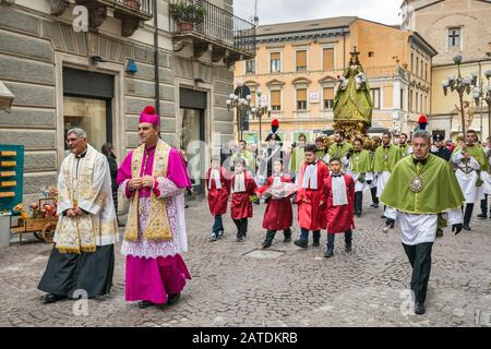 Mons. Michele Fusco, alla processione della Madonna che Scappa la domenica di Pasqua a Sulmona, in Abruzzo Foto Stock