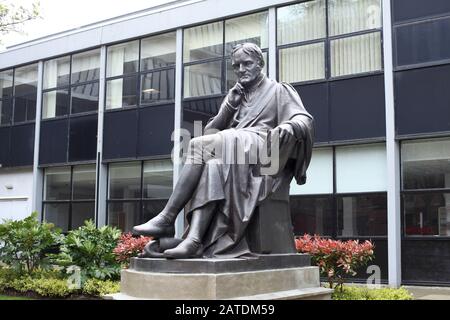 Una statua in bronzo di John Dalton, di William Theed, fuori dalla Metropolitan University of Manchester, Chester St. Manchester. Foto Stock