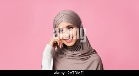 Ritratto closeup di bella ragazza araba modesta in hijab Foto Stock