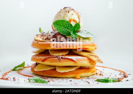 Frittelle americane con gelato, banana e burro di noce Foto Stock