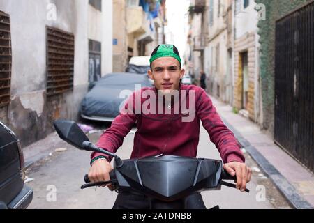 Il futuro dell'Algeria è nei suoi figli. Nella casbah di Costantino i bambini amichevoli posano per le fotografie a Costantino, Algeria del nord. Foto Stock