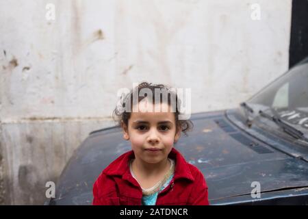 Il futuro dell'Algeria è nei suoi figli. Nella casbah di Costantino i bambini amichevoli posano per le fotografie a Costantino, Algeria del nord. Foto Stock