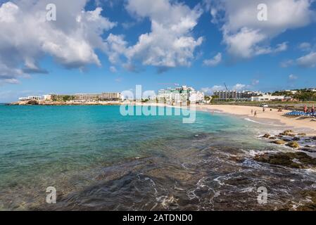 Simpson Bay, Saint Maarten - 17 dicembre 2018: Quasi vuoto e anche senza aeroplani Maho spiaggia a St Martin: Una delle principali attrazioni per l'aereo Foto Stock