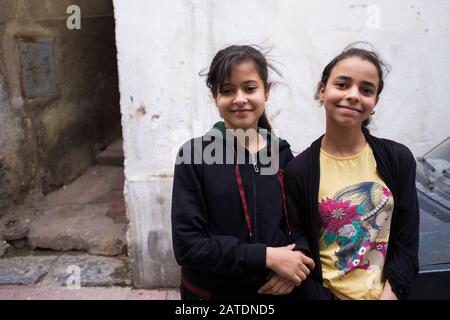 Il futuro dell'Algeria è nei suoi figli. Nella casbah di Costantino i bambini amichevoli posano per le fotografie a Costantino, Algeria del nord. Foto Stock