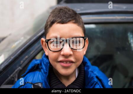 Il futuro dell'Algeria è nei suoi figli. Nella casbah di Costantino i bambini amichevoli posano per le fotografie a Costantino, Algeria del nord. Foto Stock