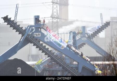 Datteln, Germania. 02nd Feb, 2020. Gli attivisti hanno occupato un escavatore minerario sul sito della centrale a carbone Datteln 4. Contrariamente a quanto raccomandato dalla commissione per il carbone, la centrale elettrica della regione della Ruhr sarà collegata alla rete quest'estate. Gli ambientalisti protestano contro questo. Credit: Caroline Seidel/Dpa/Alamy Live News Foto Stock