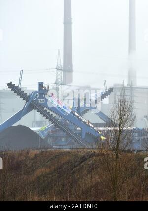 Datteln, Germania. 02nd Feb, 2020. Gli attivisti hanno occupato un escavatore minerario sul sito della centrale a carbone Datteln 4. Contrariamente a quanto raccomandato dalla commissione per il carbone, la centrale elettrica della regione della Ruhr sarà collegata alla rete quest'estate. Gli ambientalisti protestano contro questo. Credit: Caroline Seidel/Dpa/Alamy Live News Foto Stock