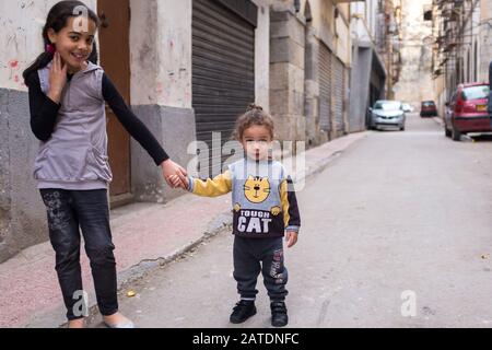 Il futuro dell'Algeria è nei suoi figli. Nella casbah di Costantino i bambini amichevoli posano per le fotografie a Costantino, Algeria del nord. Foto Stock