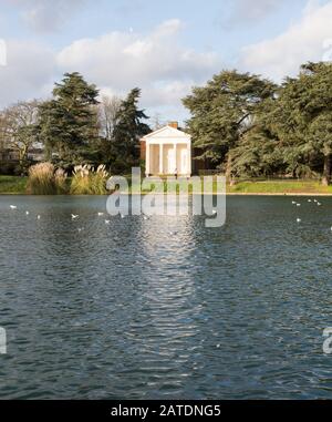 Gunnersbury Park Temple E Round Pond, Gunnersbury Park House, Popes Lane, Londra, W5, Regno Unito Foto Stock