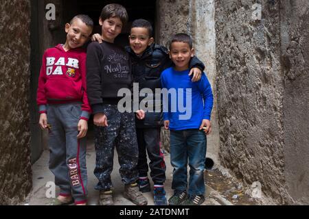 Il futuro dell'Algeria è nei suoi figli. Nella casbah di Costantino i bambini amichevoli posano per le fotografie a Costantino, Algeria del nord. Foto Stock