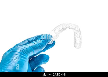 Vassoio dentistico singolo per la presa a mano dei denti di sbianca Isolato su uno sfondo bianco Foto Stock