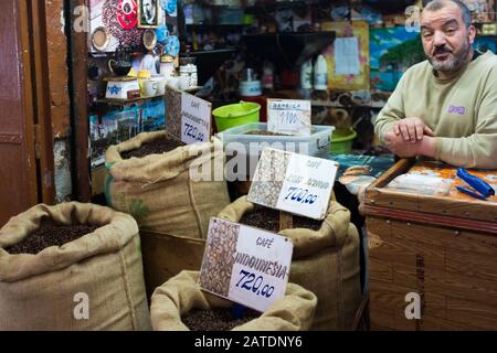 Il caffè, un caposaldo algerino, può essere acquistato sul mercato da grandi sacchi nella medina di Costantino nell'Algeria settentrionale. Foto Stock