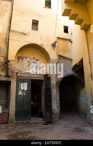 Passeggia per i vicoli stretti della medina e la casbah nell'antica città di Costantino, nell'Algeria settentrionale. Foto Stock